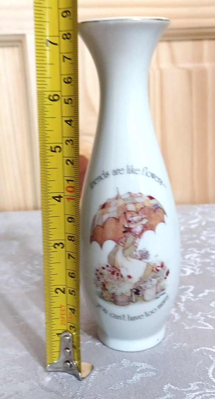 VTG 1977 Holly Hobbie MCM Friends...Flowers White Porcelain 7" Vase